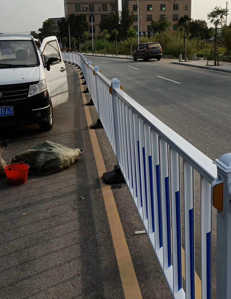 玻璃钢护栏也成为了城市建设一道风景线